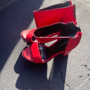 ** WORN** WILD DIVA LOUNGE LUG SOLE PLATFORM HEELS - RED size 10